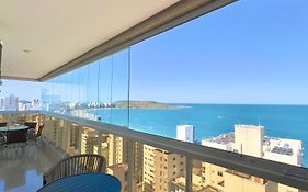 VISTA MAR DESLUMBRANTE, apto novo e moderno, a uma quadra da praia, prédio com piscina, quartos com ar condicionado, roupas de cama e banho, redes de proteção, TV 65, Wi Fi, Sky, cadeiras de praia, churrasqueira elétrica, portaria 24 horas e 2 garage